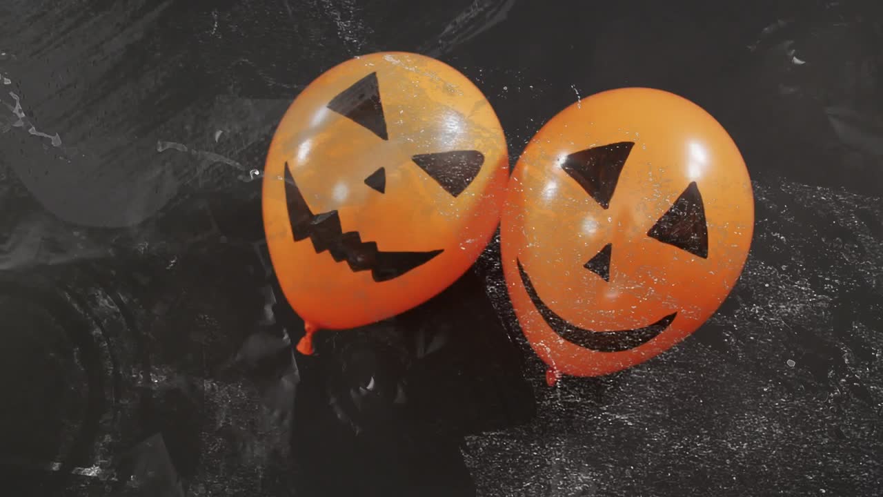 animación de globos naranjas de halloween en un fondo gris.