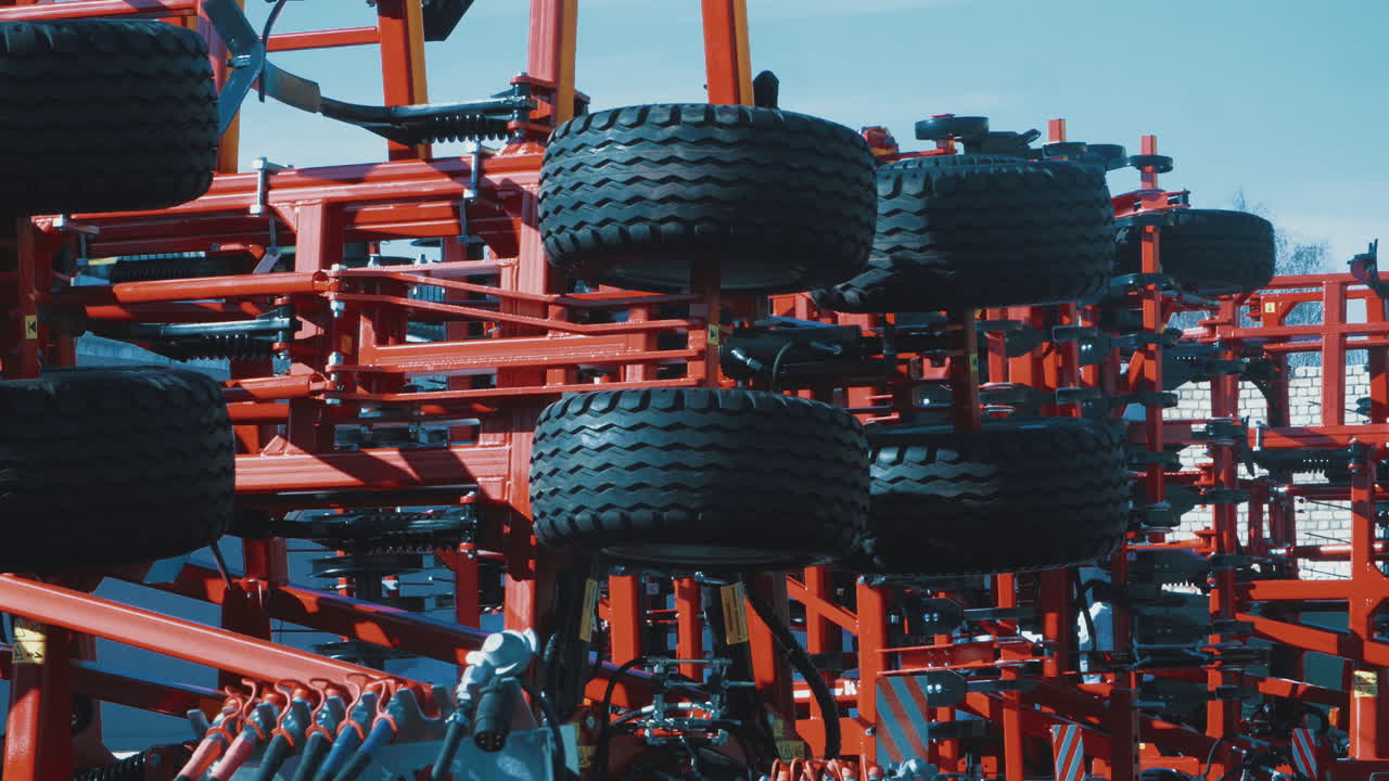 almacén de grandes máquinas agrícolas, equipos agroindustriales