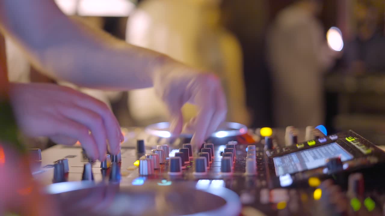 dj actuando en un club nocturno