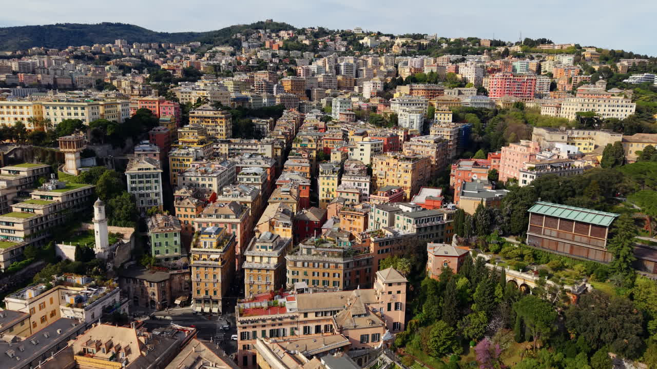 Vue aérienne de Gênes colorée, Italie, présentant son paysage urbain et ses collines.