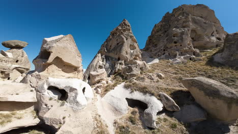 impresionante vuelo aéreo a través del sitio turístico histórico de capadocia turquía en un hermoso día de verano con cielos azules