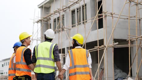 cuatro ingenieros civiles están coordinando a mano