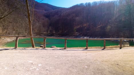 lago del parque nacional szalajka-völgy, antena moviéndose hacia atrás