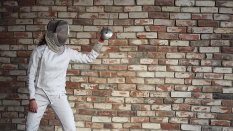 mujer de esgrima en uniforme blanco