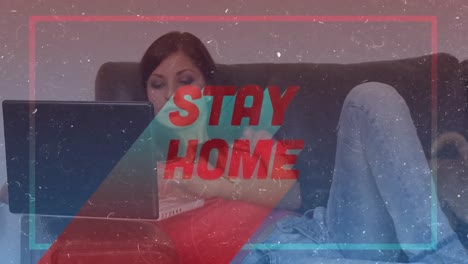 Animation-Der-Wörter-„Stay-Home“-Im-Rahmen-über-Einer-Kaukasischen-Frau,-Die-Einen-Laptop-Benutzt