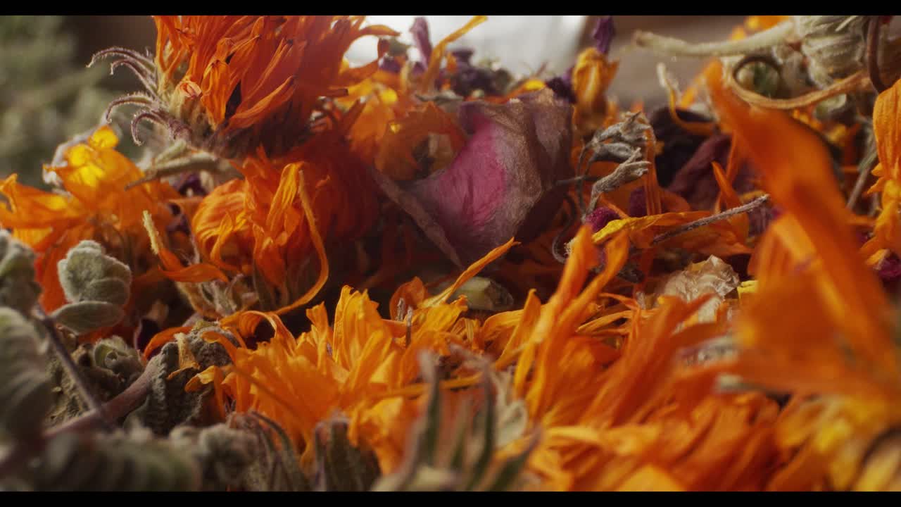 건조한 식용 꽃의 클로즈업  ⁇