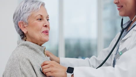 médico, estetoscopio y mujer mayor respirando