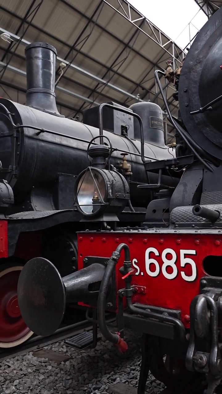 Primo piano di una locomotiva a vapore d'epoca in un museo ferroviario