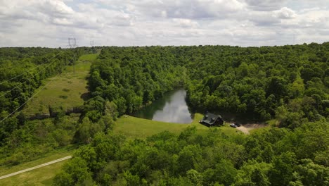 esta es una toma amplia de una cabaña en un lago privado rodeada por un bosque privado ubicado en arkansas