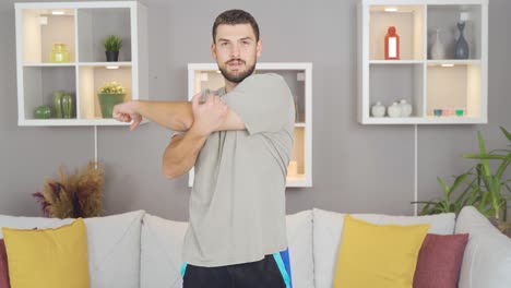 hombre atleta haciendo ejercicios en casa.