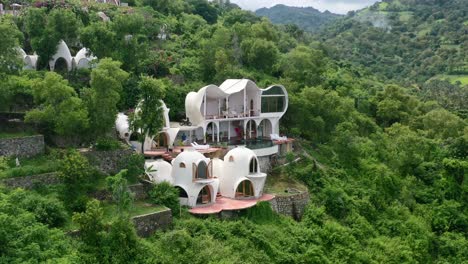 Einzigartige-Luxusvilla-Mit-Weißer-Kuppel-Auf-Einem-Hügel-In-Mentigi-Bay,-Lombok,-Indonesien,-Luftaufnahme