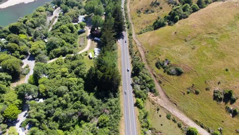 imágenes de video de un hermoso campo, conectado por carreteras transitadas, y un lago azul al lado