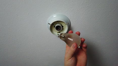 Removing-a-broken-and-burnt-out-light-and-it-breaks-even-more-leaving-the-screw-piece-in-the-socket