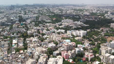 Imágenes-Cinematográficas-Aéreas-De-Una-Ciudad-En-La-India-Muestran-Edificios-Y-árboles-Paralelos-A-Las-Vías-Del-Tren-Y-A-Una-Estación-De-Metro-En-El-Centro-De-La-Ciudad.