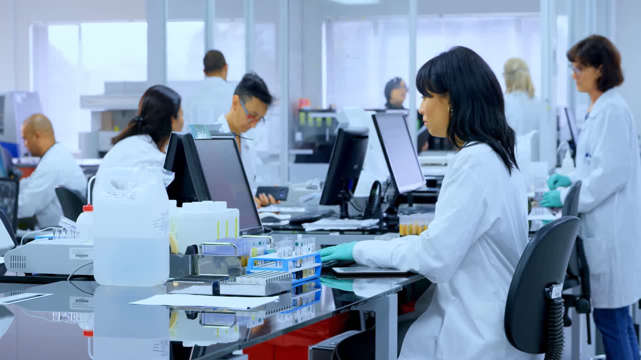 4k 실험실에서 일하는 과학자 팀