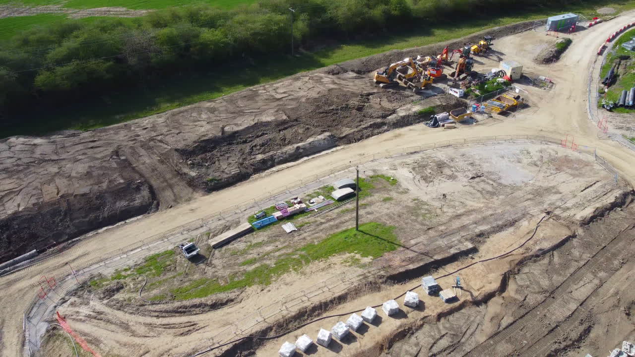 vuelo aéreo sobre el sitio de construcción en el desarrollo de una esclusa de canal