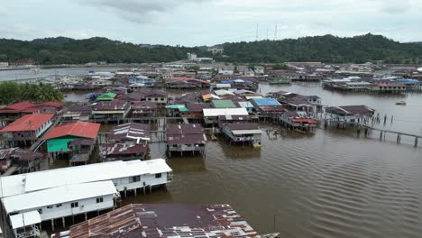 imágenes aéreas de drones de casas en pilotes en el río en las aldeas flotantes de kampong ayer en bandar seri bagawan en brunei darussalam