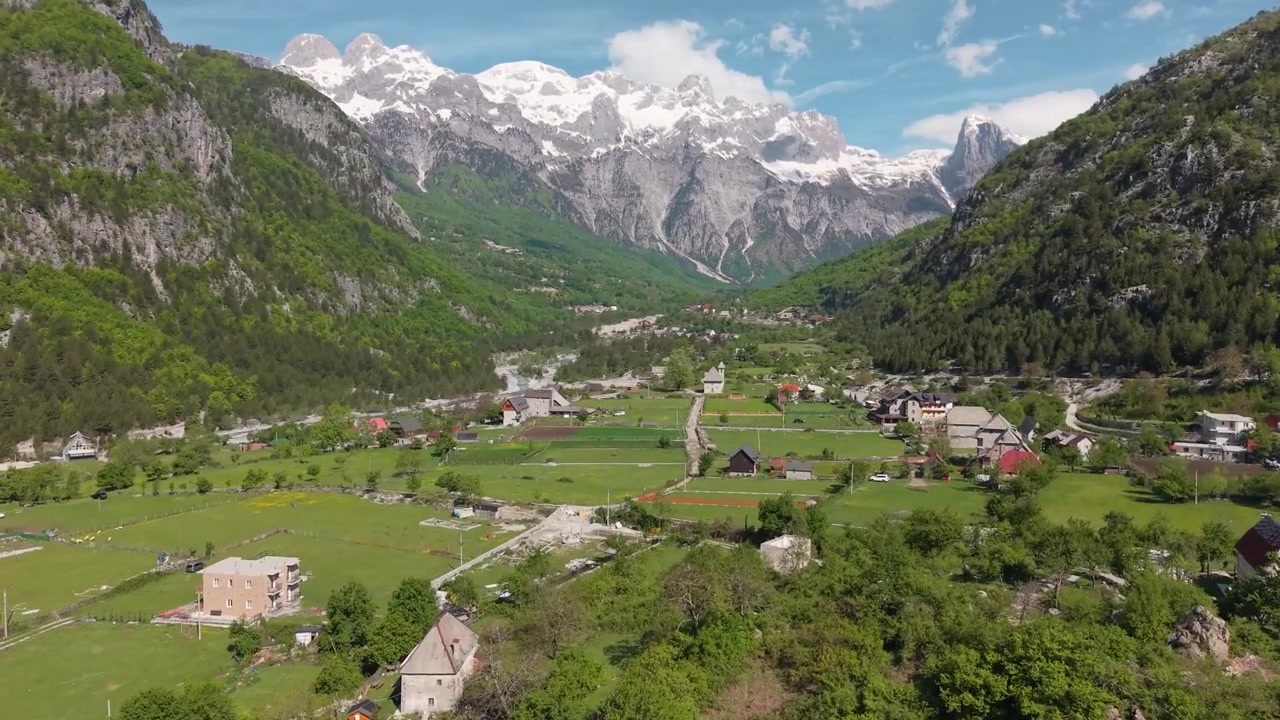 Dronevideo af landsbyen Theth i Albanien