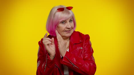 mujer sonriente con cabello rosa y chaqueta roja