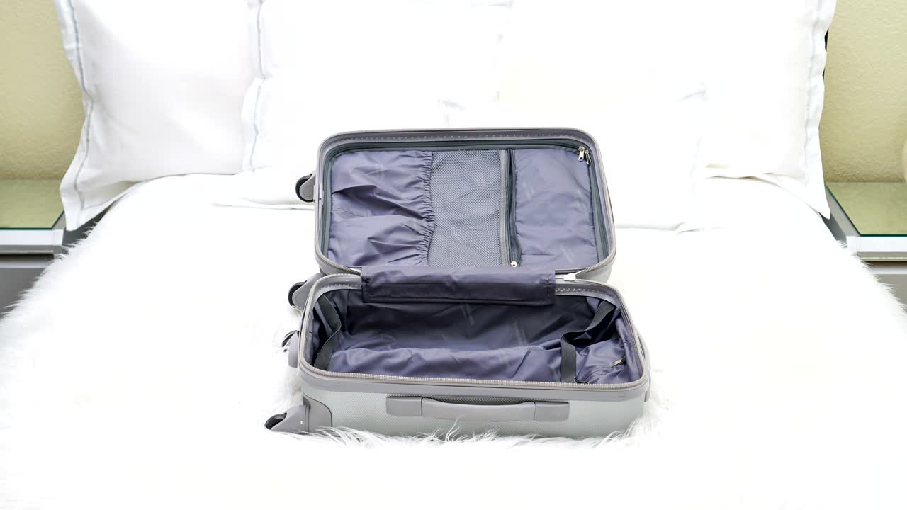 여성의 옷으로 채워진 빈 가방의 4k 스 모션 애니메이션