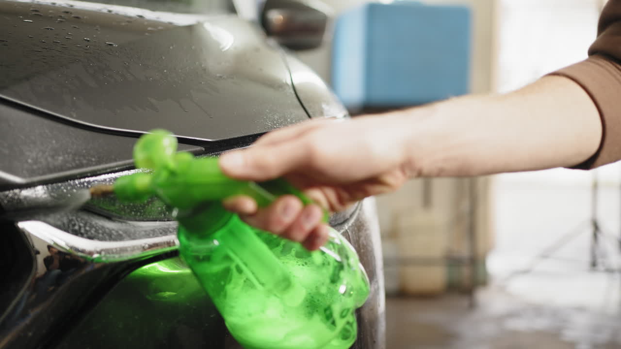 lavando un faro de coche