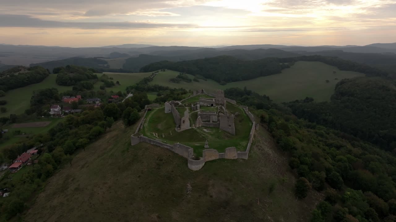 Prospettiva drone dei resti del Castello di Branc circondati da vasti prati