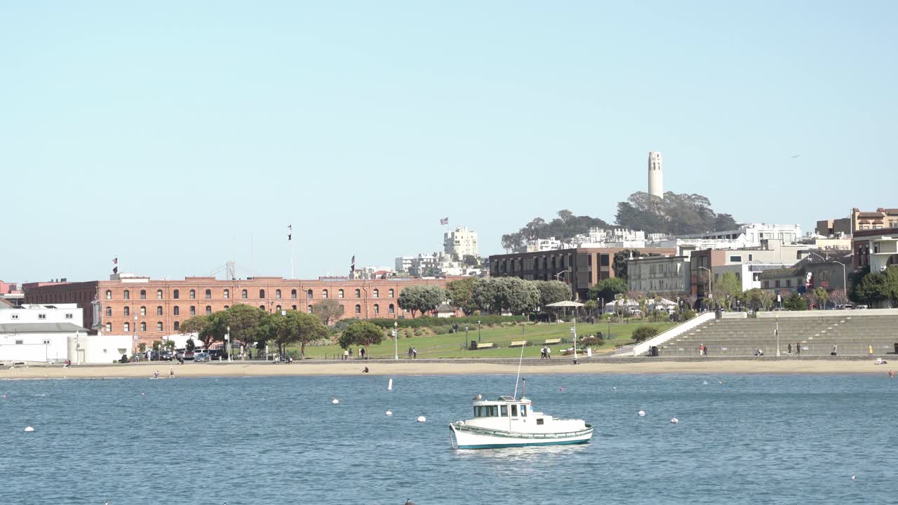 샌프란시스코 시내 풍경과 만에 있는 배