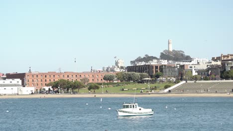 Stadtbild-Von-San-Francisco-Und-Ein-Boot-In-Der-Bucht