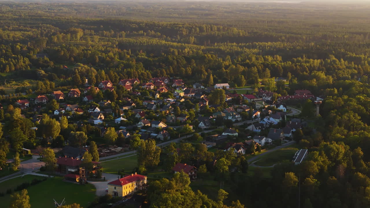 해가 지고 있는 마을 의 공중 사진