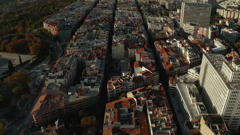 Imágenes-Panorámicas-Aéreas-Del-Barrio-Residencial-De-Argumentales-Con-Casas-De-Apartamentos-Y-Largas-Calles-Rectas.