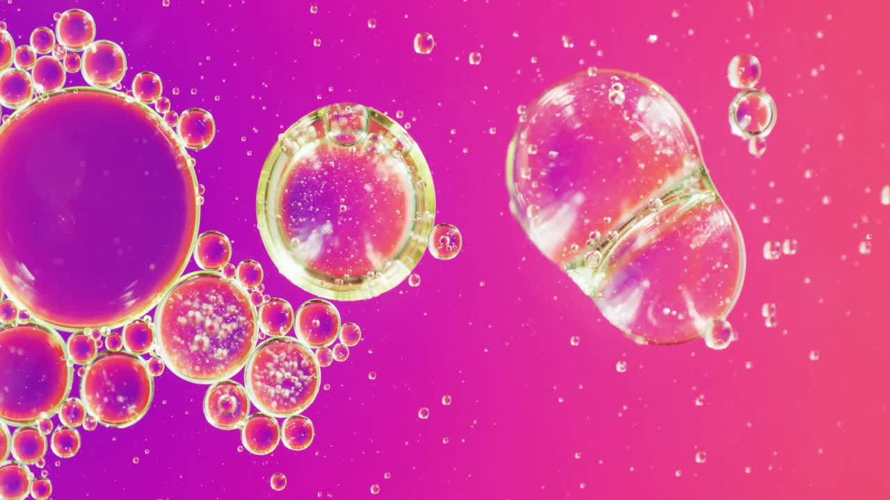 복사 공간과 함께 보라색 배경에 움직이는 거품의 애니메이션