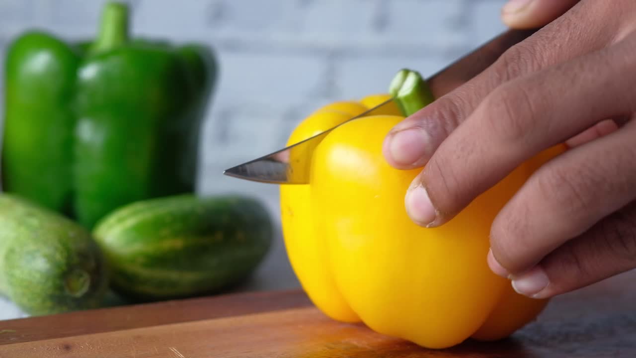 노란 고추와 다른 채소 절단