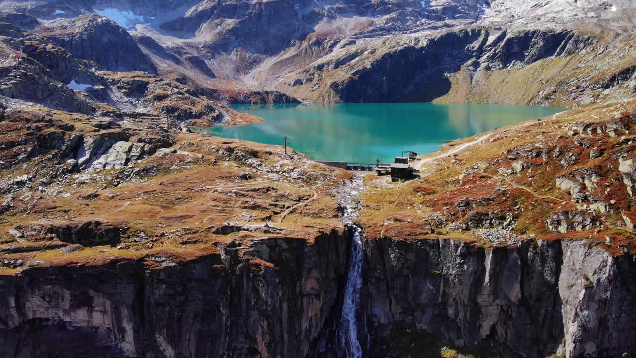 hermoso lago de weisssee conectado a la cascada en salzburgo, austria