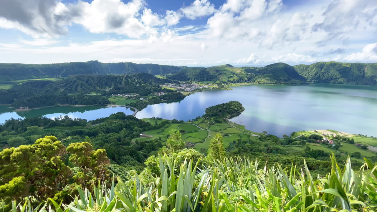 아조레스 제도의 아름다운 자연 속에서 세테 시다데스의 쌍둥이 호수