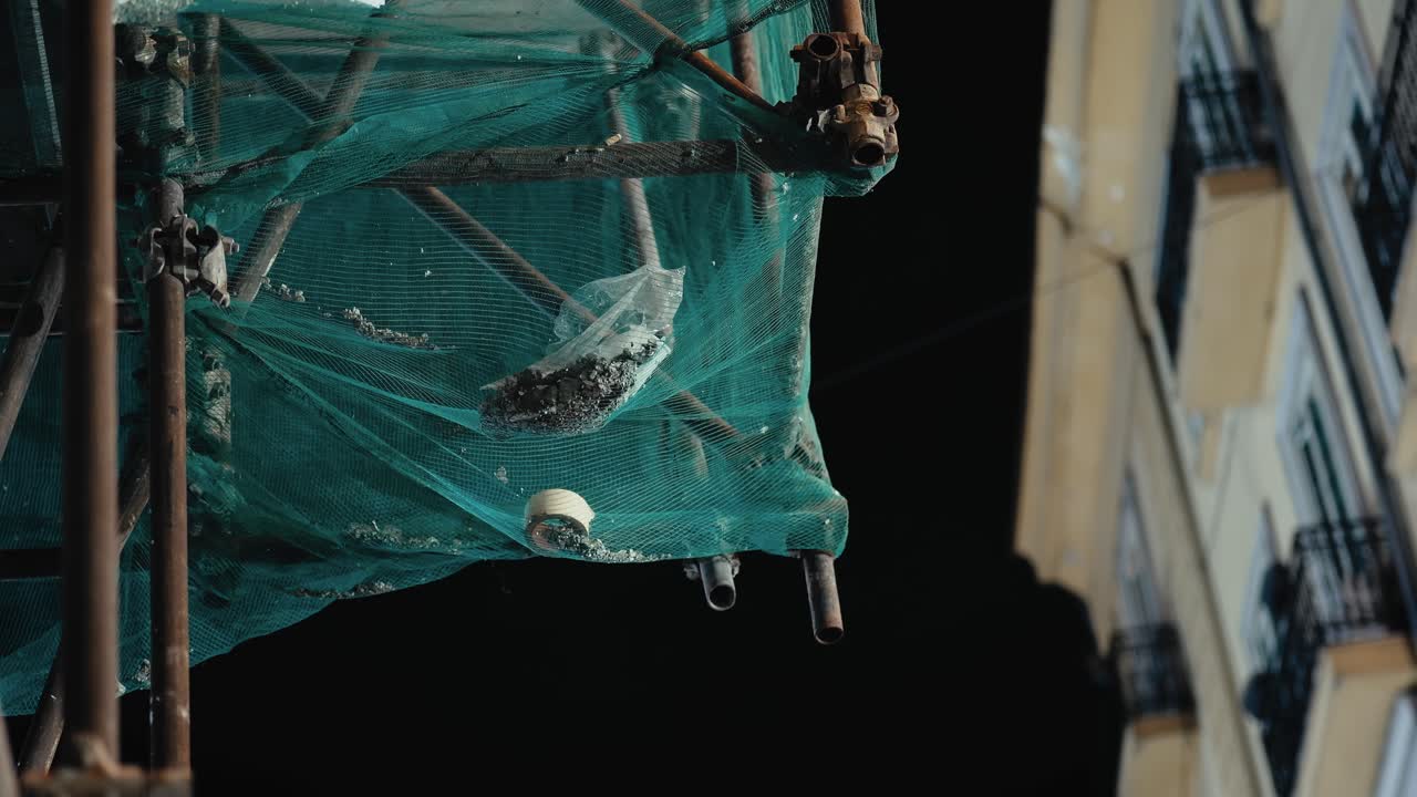 네이플의 전면에 네트가 있는 스카폴딩, 이탈리아