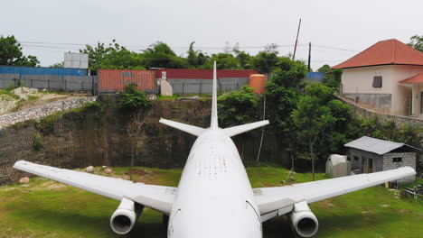 boeing 737-200 pk rii yang ditinggalkan di kutuh, badung, bali