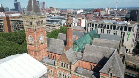 vuelo aéreo de aviones no tripulados alrededor de la azotea del edificio de la corte de la corona de manchester en la calle minshall