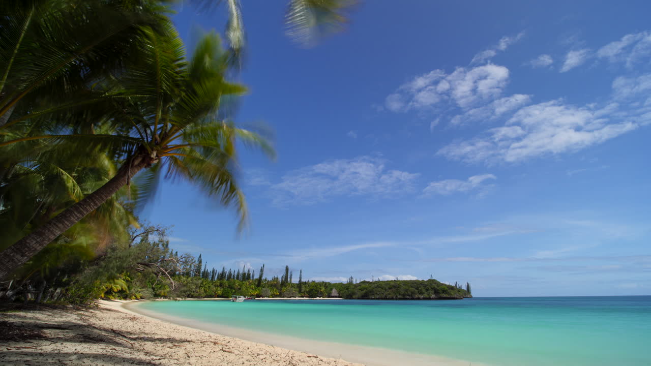 Timelapse di nuvole delicate che evaporano sopra la tropicale spiaggia di Kanumera.