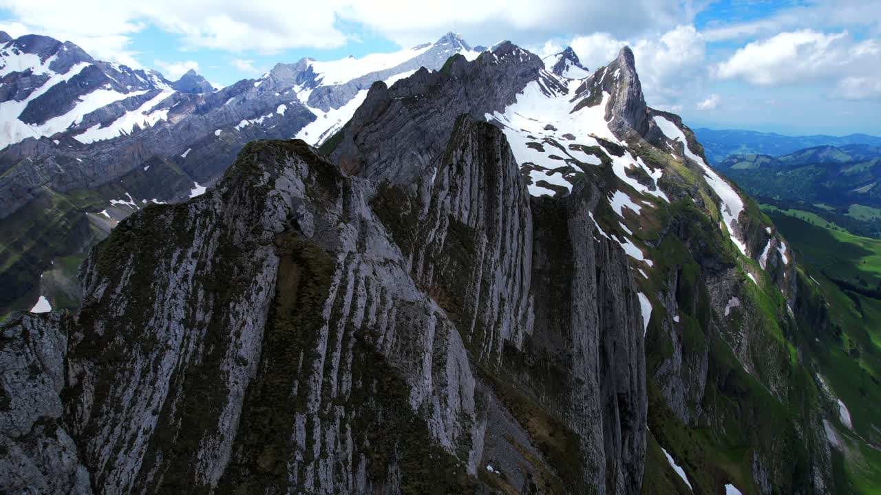 tomada aérea de un dron de 4k de picos de rocas dentadas en la cresta de shäfler en la región de appenzell de suiza