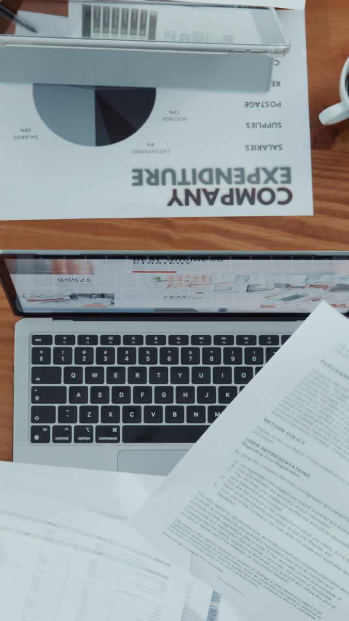 Mani che lavorano con documenti e laptop su scrivania d'ufficio