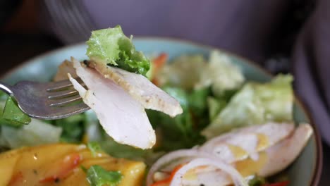 grilled chicken salad with mango