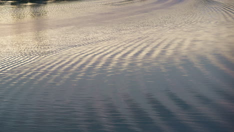 Ondas-Onduladas-Del-Río-Que-Fluyen-Con-Drones.-La-Luz-Del-Sol-Brilla-Moviéndose-A-Un-Ritmo-Tranquilo.