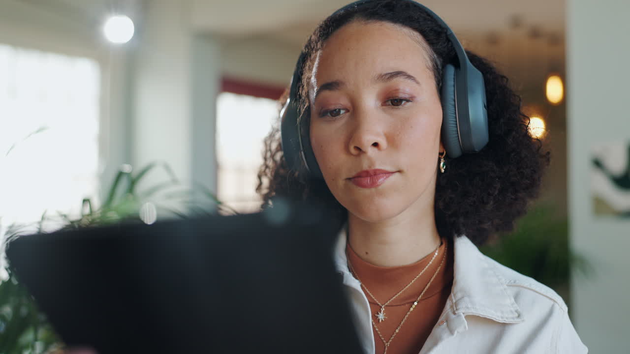 mujer usando una computadora portátil con auriculares