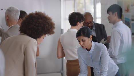 personas de negocios diversas que trabajan en una oficina ocupada intercambiando ideas creativas colaborando en el espacio de trabajo corporativo