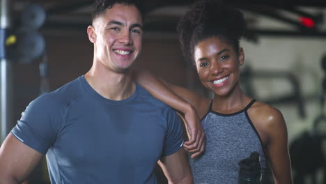 dos jóvenes en forma de pie juntos en el gimnasio
