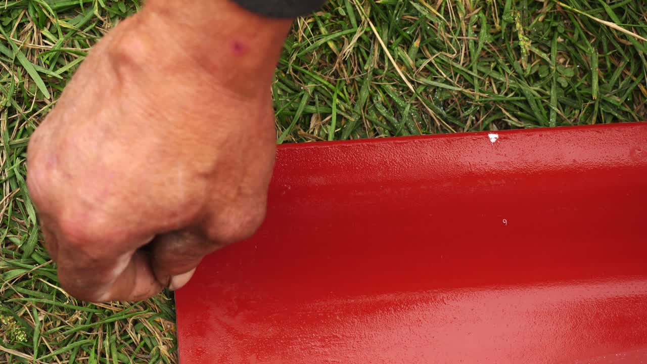 la instalación de una alcantarilla de metal rojo