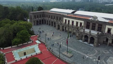 Vista-Aérea-De-La-Explanada-Del-Castillo-De-Chapultepec-En-México-A-La-Luz-Del-Día-Con-Algo-De-Bosque-Y-Un-Poco-De-Vista-De-La-Ciudad.