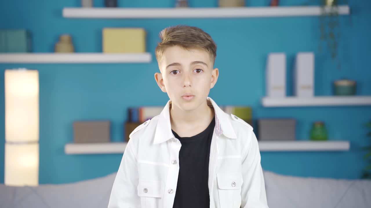 카메라를 바라보는 소년은 호기심 많고 사려 깊다.