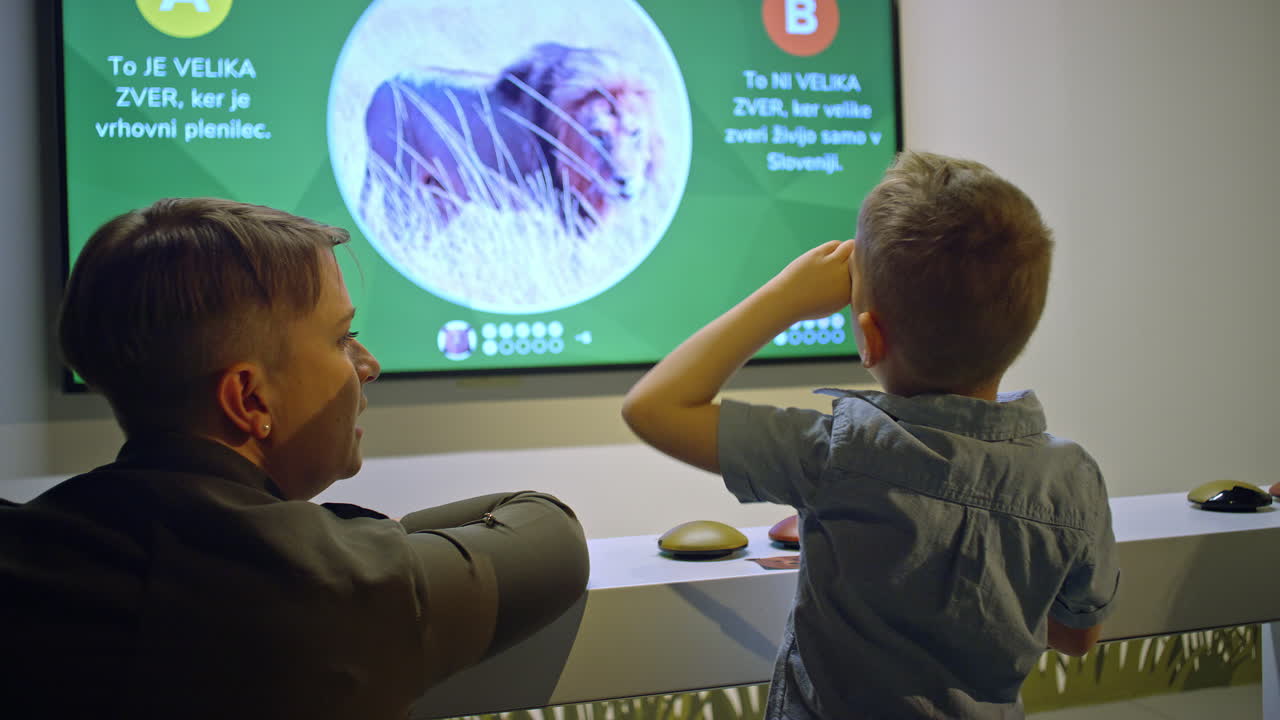 madre con su hijo e hija disfrutando de un museo de historia natural, vista trasera