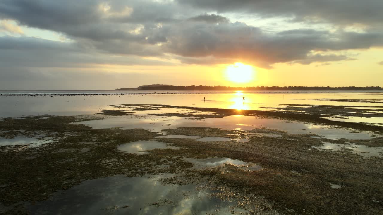 구름 사이의 배경에서 조명 바다, 언덕 및 일몰의 다채로운 풍경 조감도
